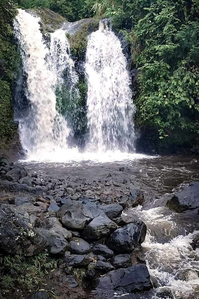 menikmati pemandangan asri di Gurau