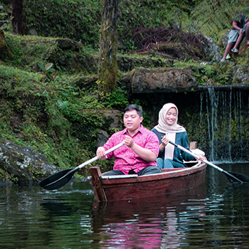 berpetualang naik perahu di Gurau
