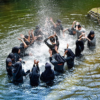 Seru mandi bareng sama besty di Gurau
